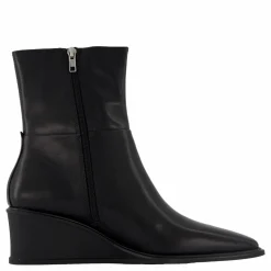 Aino Black