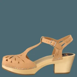 Lacy sandal nature