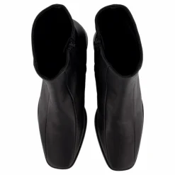 Pega Black